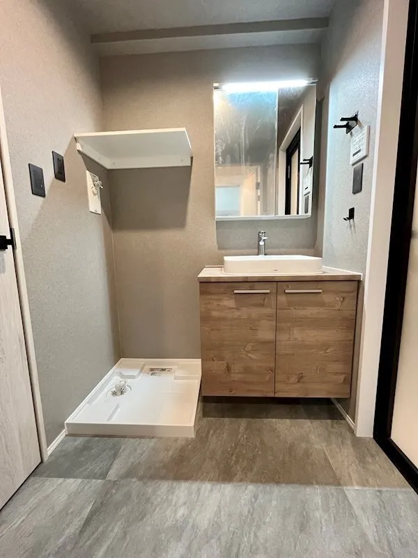 Residia Hiroo Ⅱ - Interior - ["Flooring", "Floor", "Bathroom cabinet"]