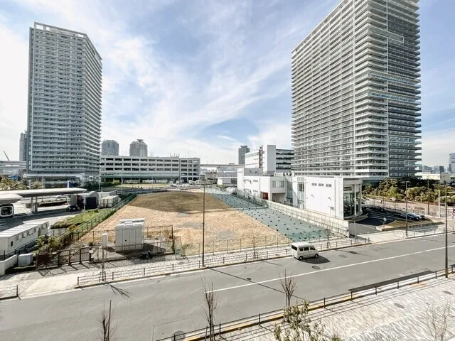 Royal Parks Ariake - Interior - ["Daytime", "Building", "Urban area"]