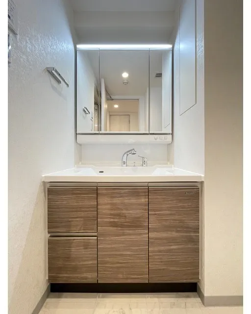Comforia Liv Bunkyo Gokokuji - Interior - ["Flooring", "Bathroom cabinet", "Floor"]
