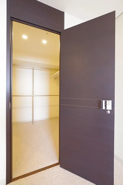 La Tour Shiodome - Interior - ["Door", "Fixture", "Wood"]
