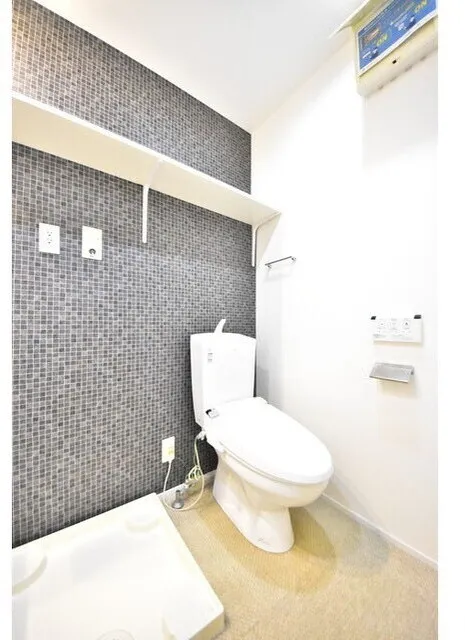 Villa 2465 - Interior - ["Toilet seat", "Toilet", "Flooring"]