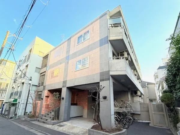 Saudade Jiyugaoka - Exterior - ["Stairs", "Floor", "Composite material"]