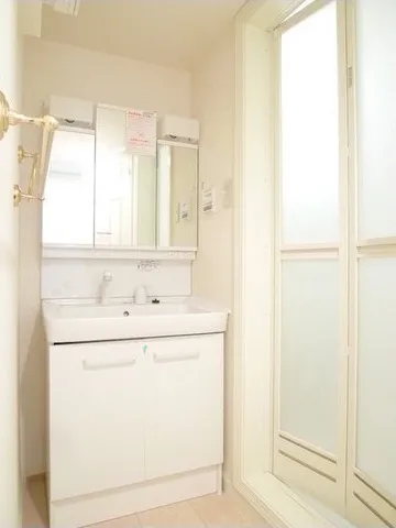 Milk Leak Eighty - Interior - ["Mirror", "Bathroom cabinet", "Cabinetry"]