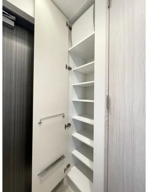 Comforia Liv Bunkyo Gokokuji - Interior - ["Flooring", "Floor", "Shelving"]