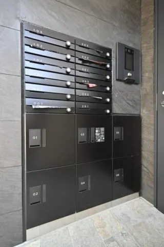 CENTRAL GARDEN RESIDENCE TOKYO - Exterior - ["Apartment", "Glass", "Locker"]