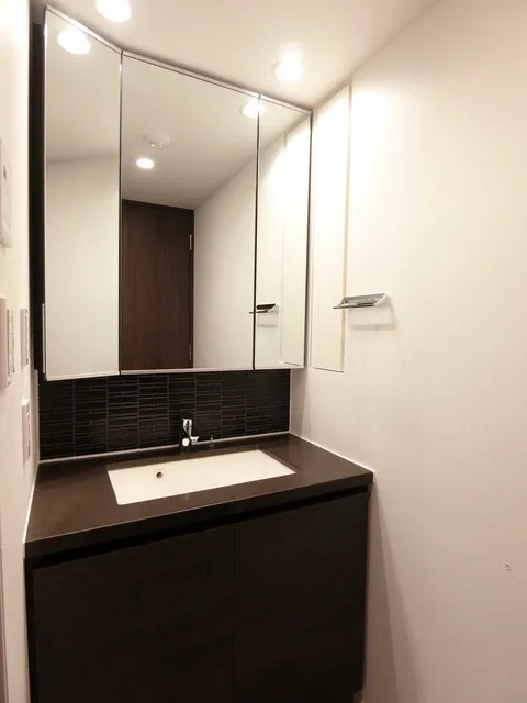 The Park Habio Tsukishima Front - Interior - ["Mirror", "Cabinetry", "Tap"]