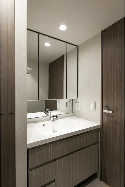 Doue Tsukishima II - Interior - ["Tap", "Mirror", "Bathroom cabinet"]