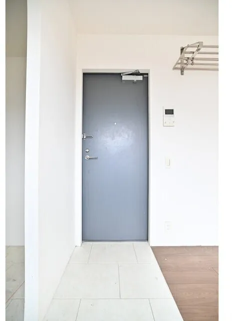 Apartment Kuro Sangenjaya - Interior - ["Door", "Floor", "Grey"]