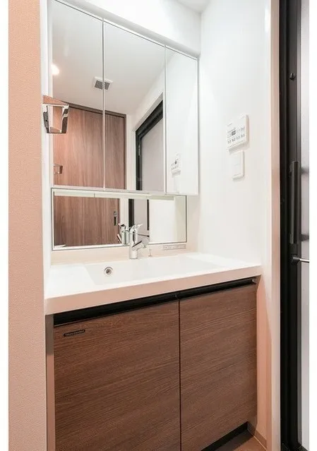 Comforia Liv Nagafukucho - Interior - ["Bathroom cabinet", "Bathroom Sink", "Flooring"]