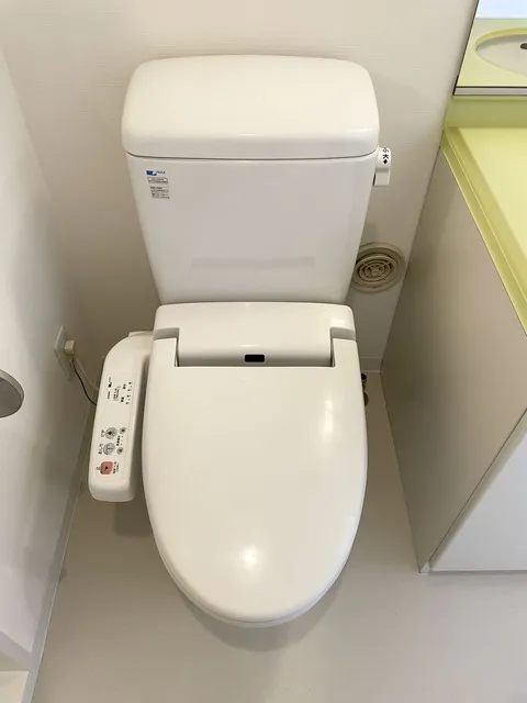 Comforia Atago - Interior - ["Toilet seat", "Toilet", "Plumbing fixture"]
