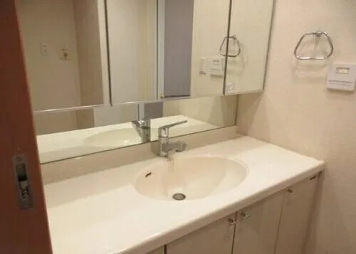 Itopia Oshima Station Coat - Interior - ["Bathroom Sink", "Plumbing fixture", "Flooring"]