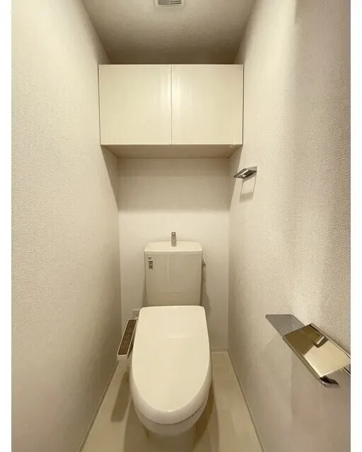 Due Oku - Interior - ["Toilet seat", "Flooring", "Toilet"]