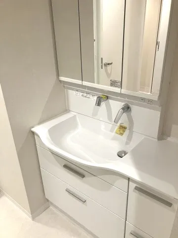 Hiroo Apartment - Interior - ["Tap", "Mirror", "Bathroom sink"]