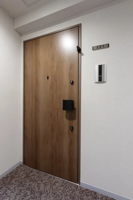 El Sereno Yokohama - Interior - ["Wood", "Lock and key", "Door handle"]