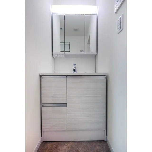 Comforia Nibancho - Interior - ["Mirror", "Furniture", "Cabinetry"]