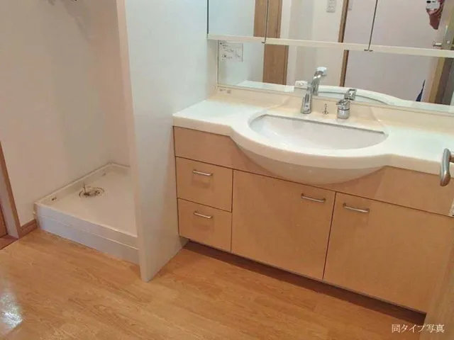House Tao Li - Interior - ["Brown", "Bathroom cabinet", "Tap"]