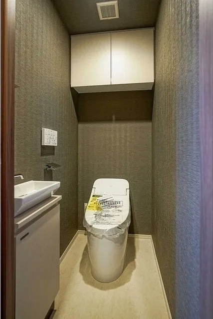 Due Fuchu I - Interior - ["Toilet seat", "Flooring", "Toilet"]