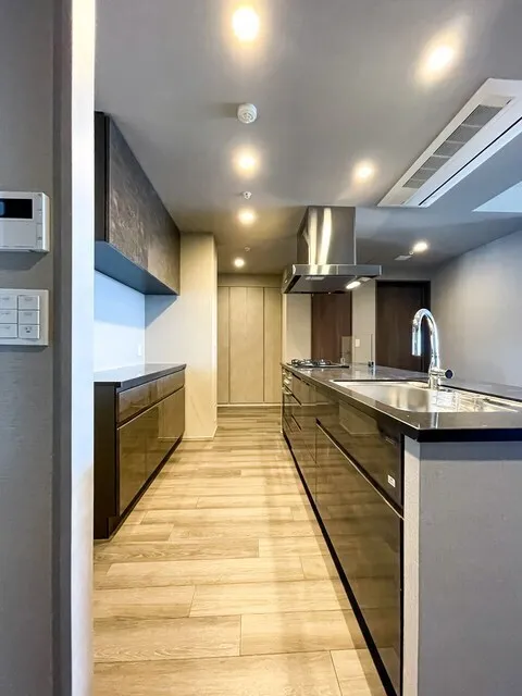 Royal Parks Ariake - Interior - ["Flooring", "Kitchen", "Countertop"]