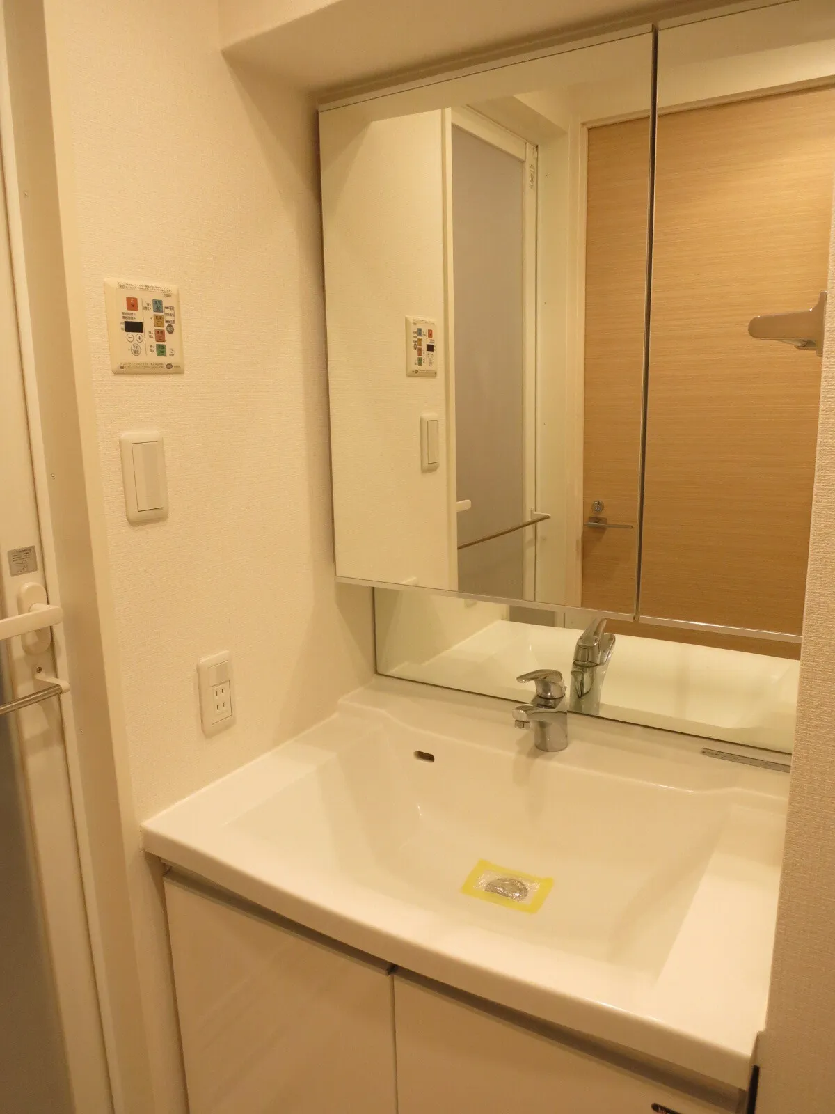 KDX Residence Oyama - Interior - ["Mirror", "Tap", "Sink"]