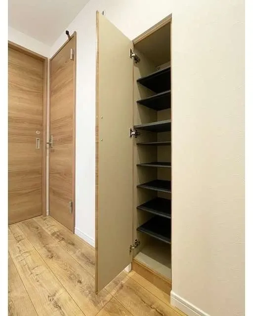 Mihas Ogikubo III - Interior - ["Wood", "Flooring", "Floor"]