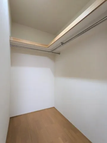 Seraphim - Interior - ["Wood", "Ceiling", "Flooring"]