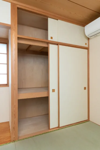 Casa Kuroyanagi - Interior - ["Fixture", "Shelf", "Wood"]