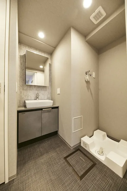 BCN Residence Hatchobori - Interior - ["Mirror", "Sink", "Plumbing fixture"]