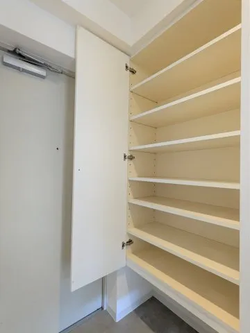 Beljure Takanawa - Interior - ["Wood", "Flooring", "Shelving"]
