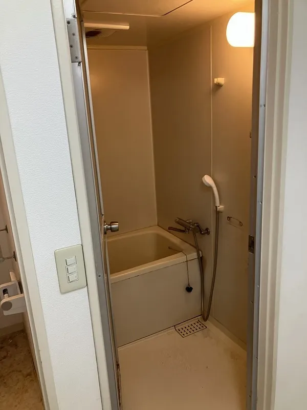 Famille Hisakata - Interior - ["Wall", "Plumbing fixture", "Bathroom"]
