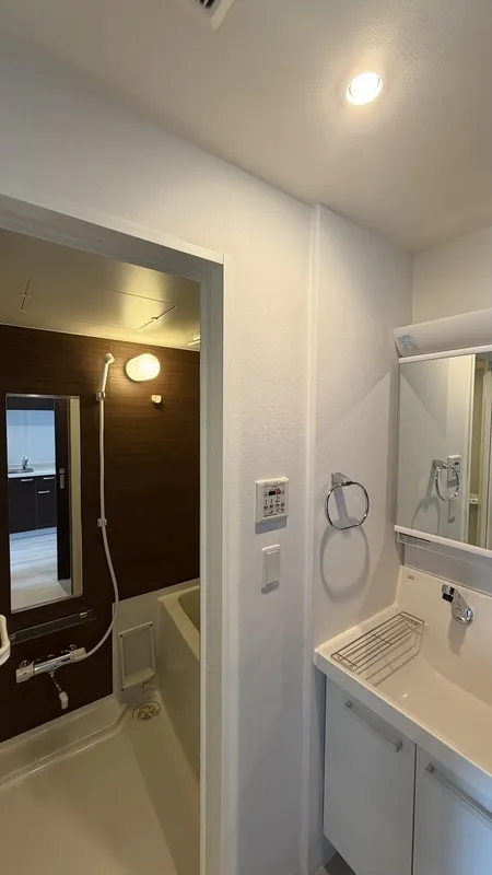 BLAU Honmachi Higashi - Interior - ["Plumbing fixture", "Interior design", "Flooring"]