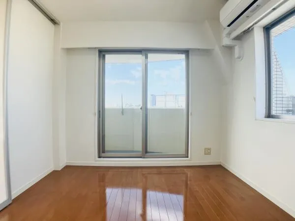 Stage Grande Hongo - Interior - ["Building", "Window", "Fixture"]