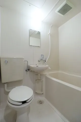 Flor Sugamo - Interior - ["Bathroom", "Toilet seat", "Plumbing fixture"]