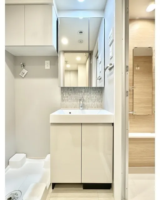 Season Flats Higashijujo - Interior - ["Flooring", "Interior design", "Wall"]