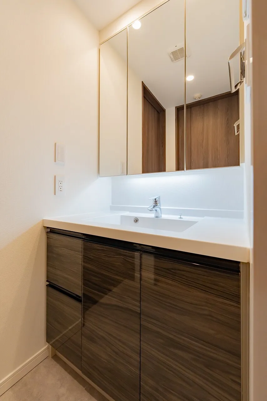 La Tour Shinjuku Annex - Interior - ["Brown", "Mirror", "Tap"]