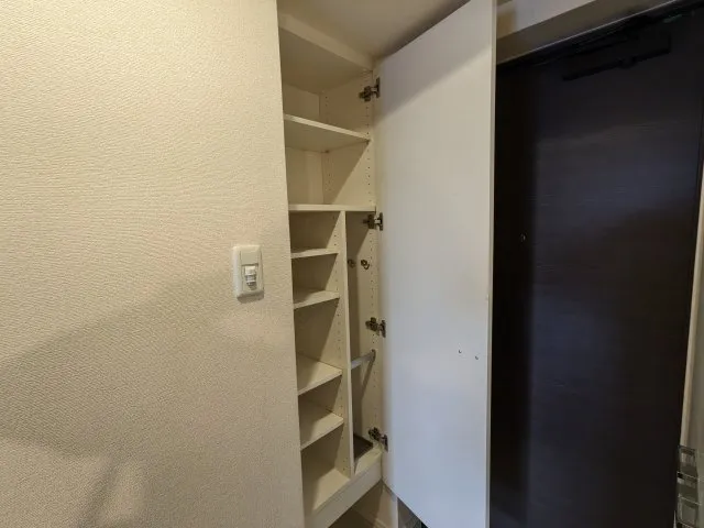Premium Cube Higashijujo Aria - Interior - ["Wood", "Flooring", "Floor"]