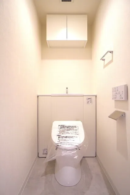 La Casa Hiroo - Interior - ["Toilet seat", "Toilet", "Flooring"]