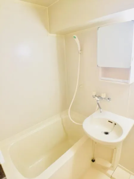 Townhouse Nakano - Interior - ["Plumbing fixture", "Bathtub", "Tap"]