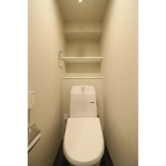 Grande Eterno - Interior - ["Toilet", "Bathroom", "Toilet seat"]