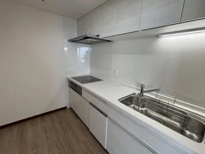 River City 21 East Towers II - Interior - ["Flooring", "Floor", "Apartment"]
