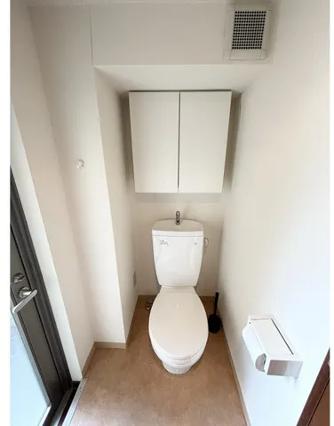 Floris Aurantium 3 - Interior - ["Toilet seat", "Plumbing fixture", "Toilet"]