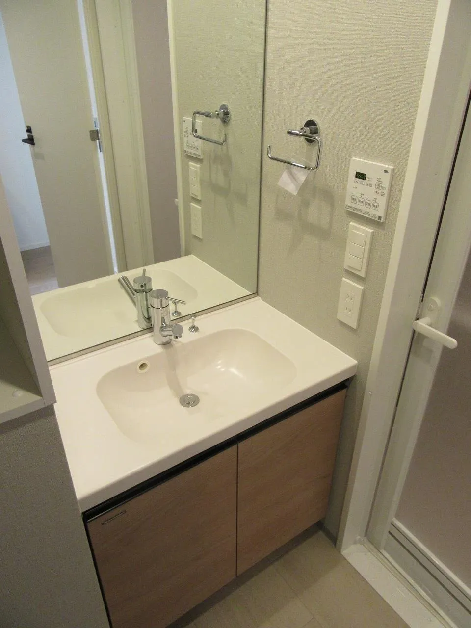 Primal Minamisuna - Interior - ["Mirror", "Tap", "Plumbing fixture"]