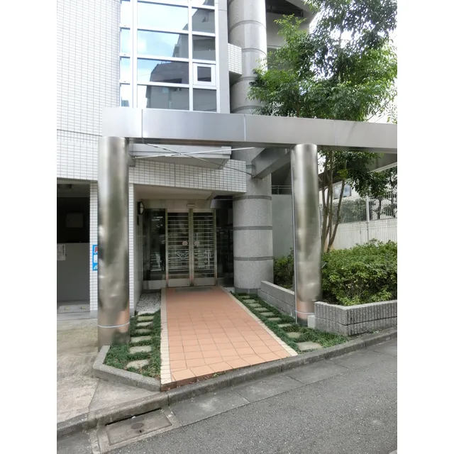 21°De Nanpeidai - Exterior - Building entrance