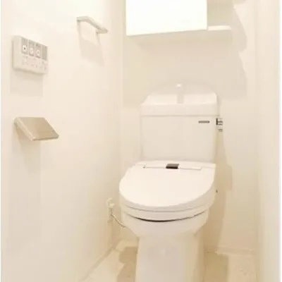 Lafista Daishimae III - Interior - ["Toilet seat", "Toilet", "Plumbing fixture"]