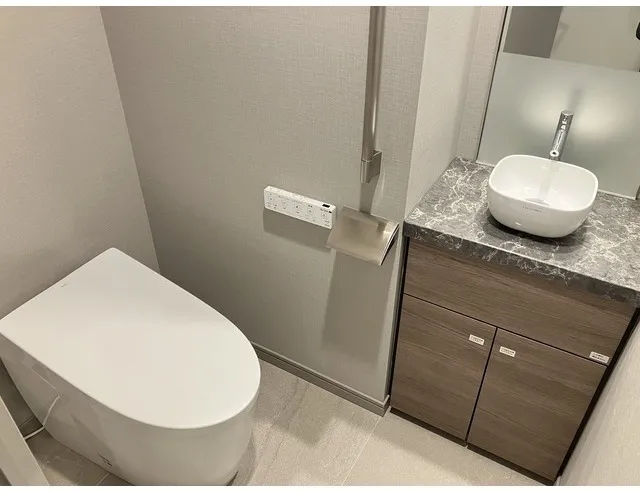 Wellis Daikanyama Sarugakucho Terrace - Interior - ["Flooring", "Plumbing fixture", "Toilet seat"]