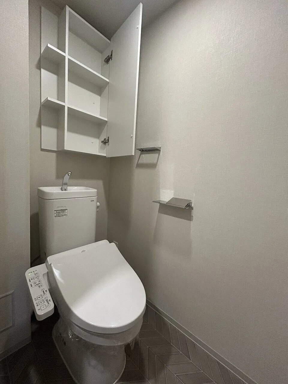 Blanchiesta Kiba - Interior - ["Plumbing fixture", "Flooring", "Toilet seat"]