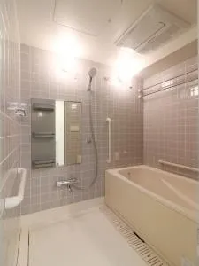 River City 21 East Towers II - Interior - ["Plumbing fixture", "Building", "Bathtub"]