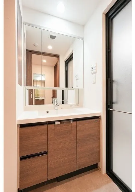 Comforia Liv Nagafukucho - Interior - ["Bathroom cabinet", "Flooring", "Interior design"]