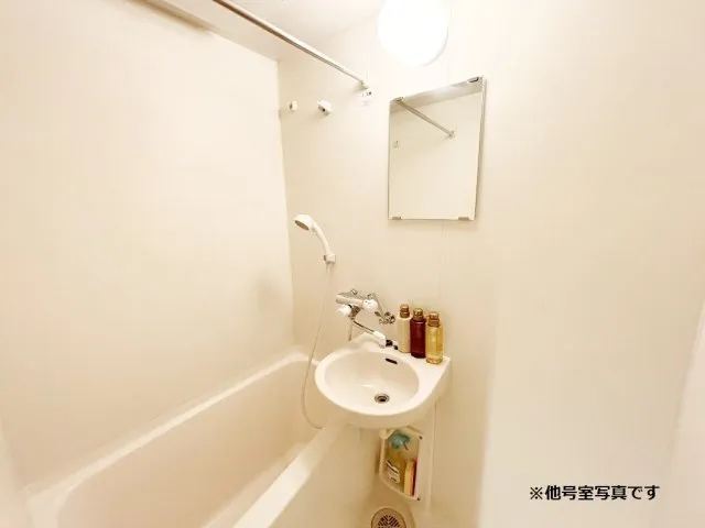 Escort Todai-Mae - Interior - ["Flooring", "Plumbing fixture", "Floor"]