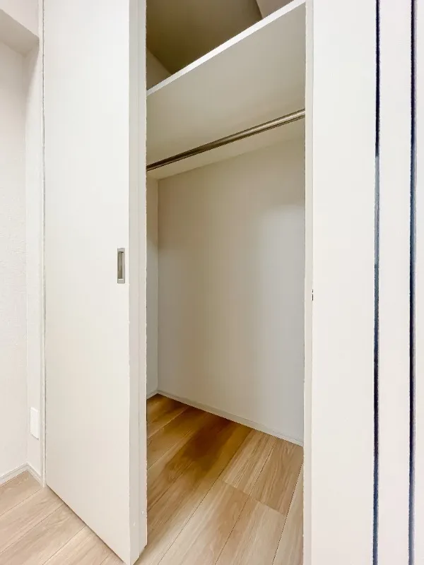 Due Kameido III - Interior - ["Wall", "Flooring", "Wood"]