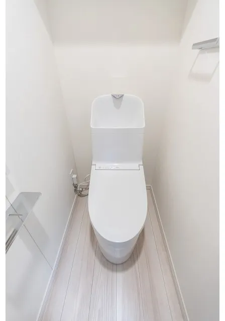 RJR Precia Chidori - Interior - ["Toilet seat", "Toilet", "Plumbing fixture"]
